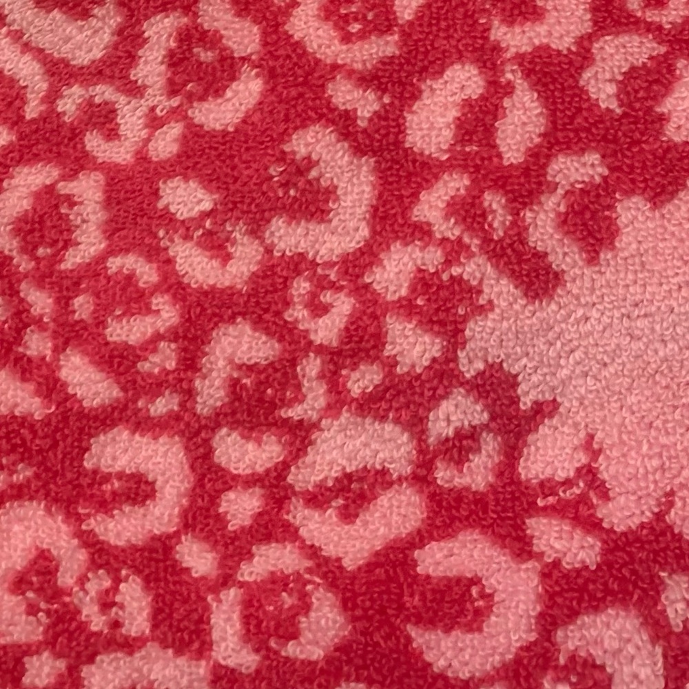 Betsey Johnson Pink Leopard Print Bath Towels - Picture 2 of 2